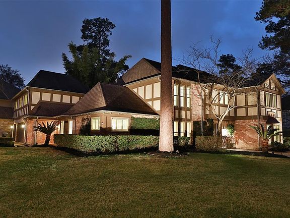 LARGE CORNER LOT WITH CIRCULAR DRIVEWAY