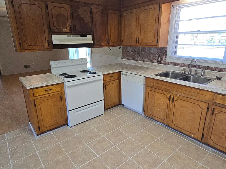 2233 Windsor Dr — Photo 6