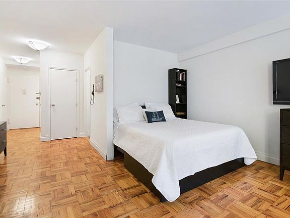 2nd image of 30 W 60th St APT 6L