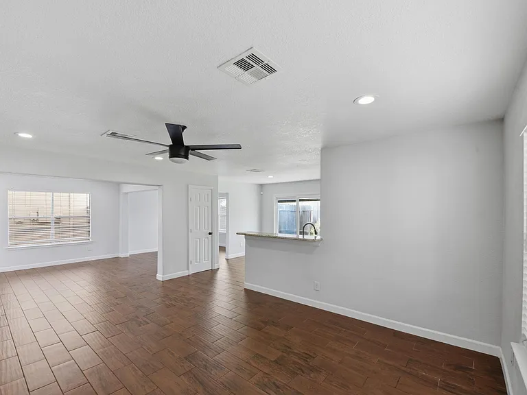11710 Fossil Rock Ln — Photo 17