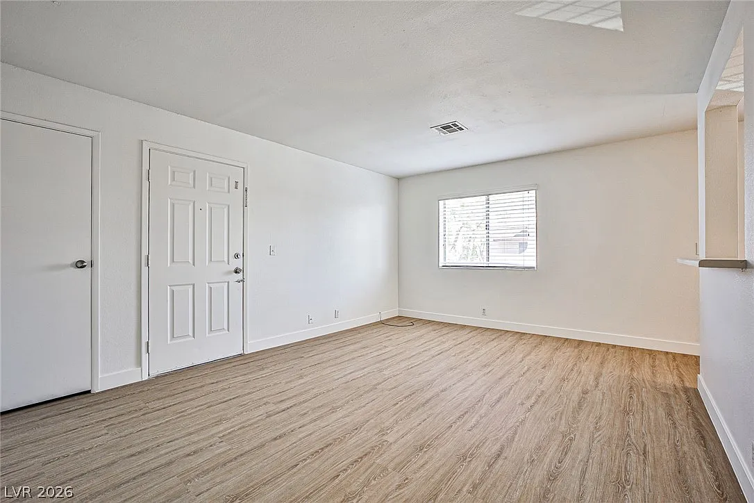3 bed, 2.0 bath, 1222 sqft, $1,590 — Photo 3