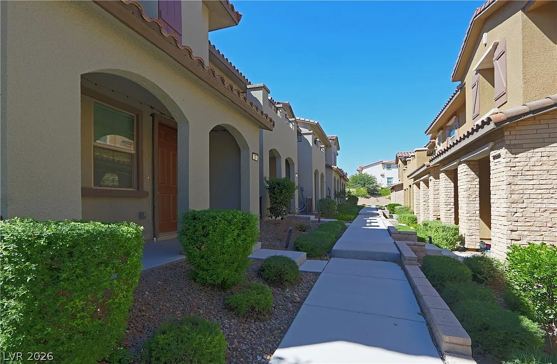 3 bed, 2.5 bath, 1435 sqft, $2,295 — Photo 2