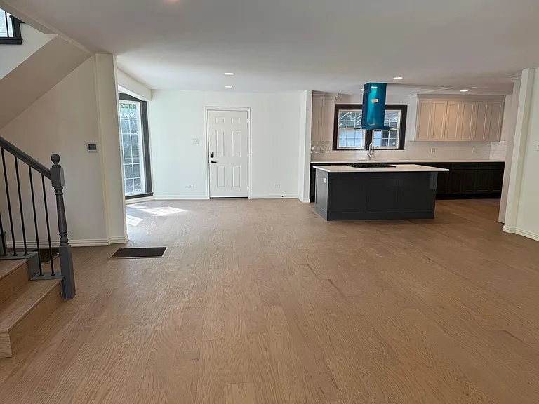 1121 E Texas St — Photo 5