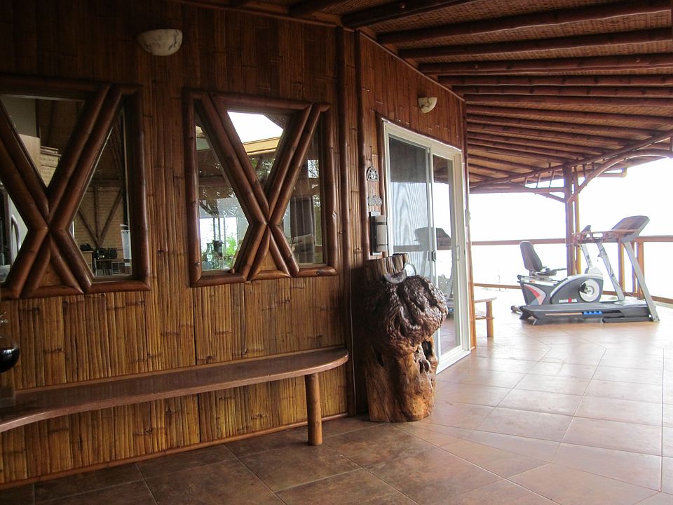 Entrance and lanai looking out over North shore