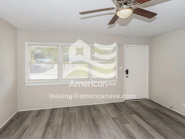 799512_002_wm_-_living_room_13140073.jpg