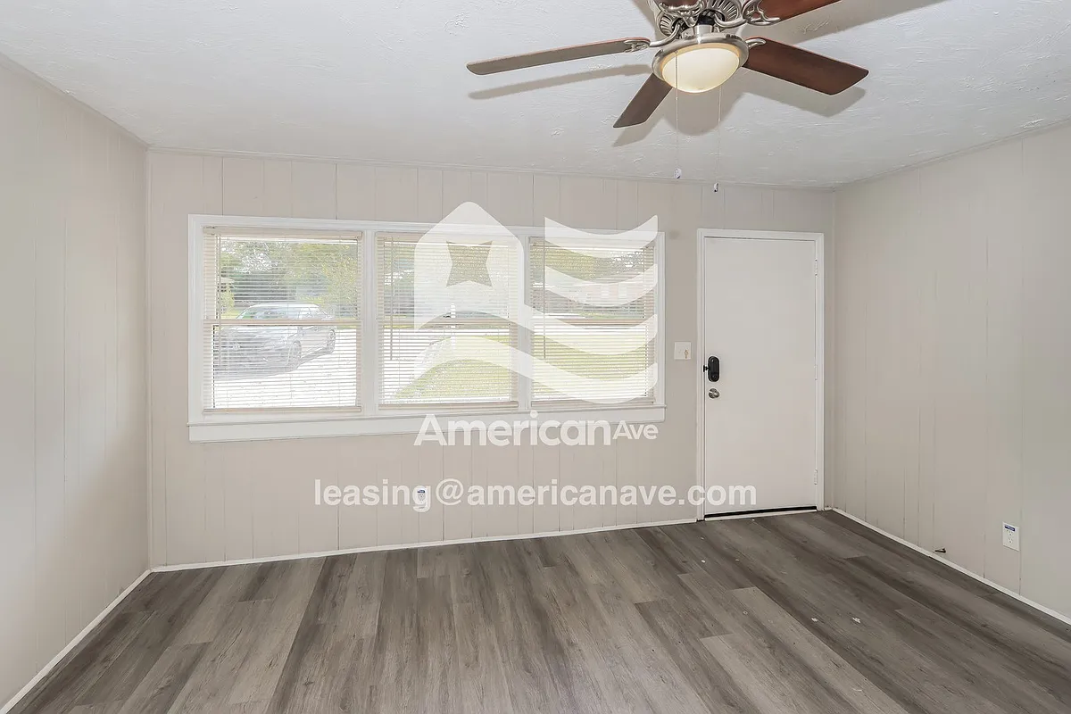 799512_002_wm_-_living_room_13140073.jpg - 1676 Hurley Cir