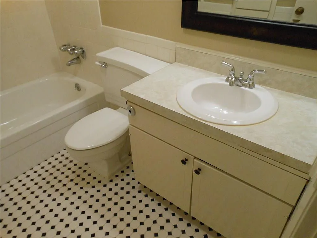 2 bed, 2.0 bath, 1068 sqft, $1,900 — Photo 3