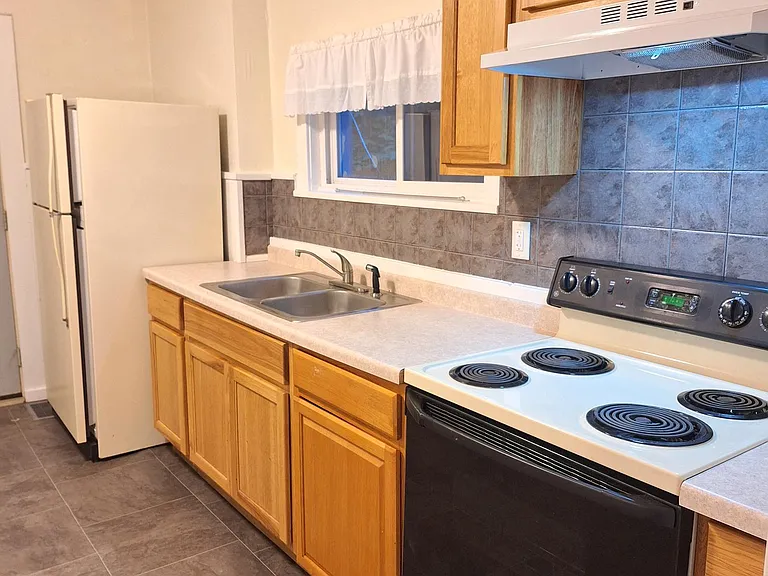 845 Warren St — Photo 2