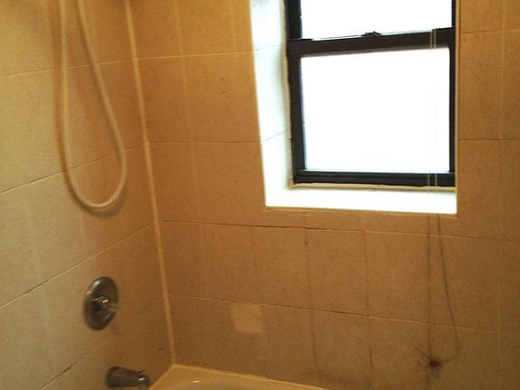 5th image of 1071 Jefferson Ave