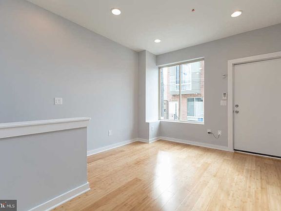 4th image of 1815 E Oakdale St