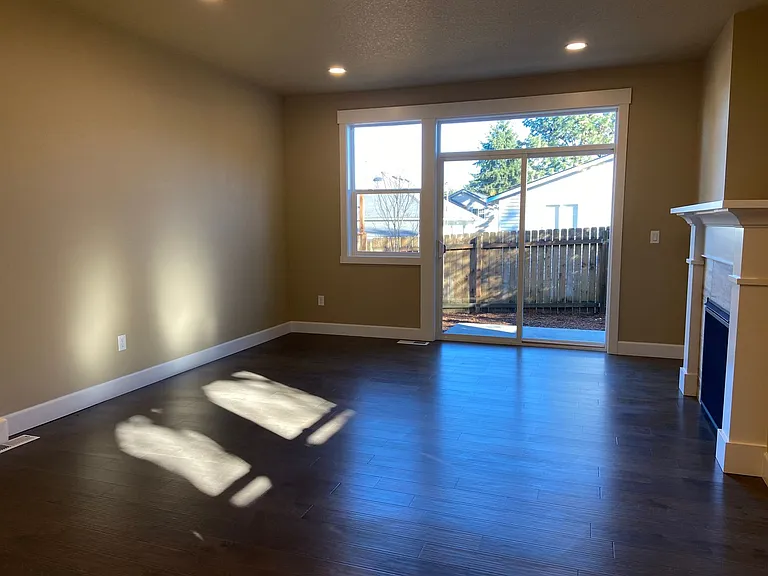 9126 N Seward Ave — Photo 9