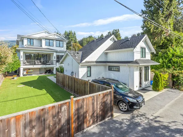 345 E 20th St, North Vancouver, BC V7L 3A8