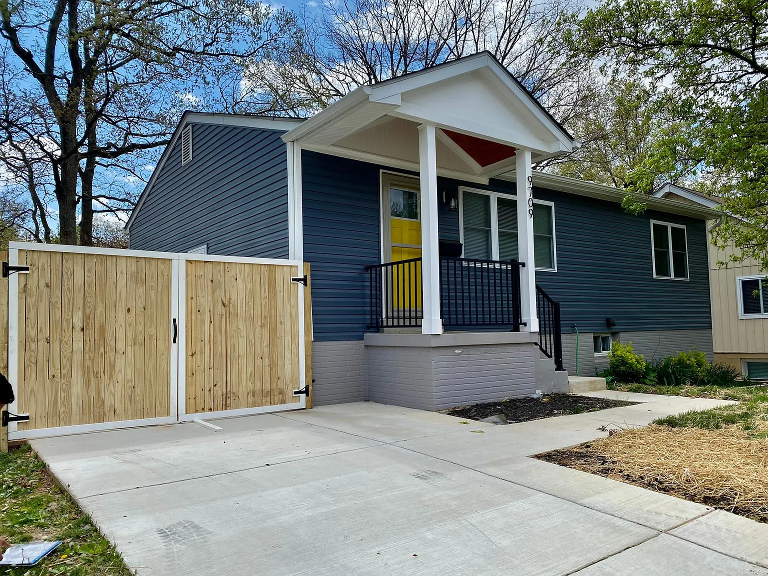 9709 Woodland Ave photo 1