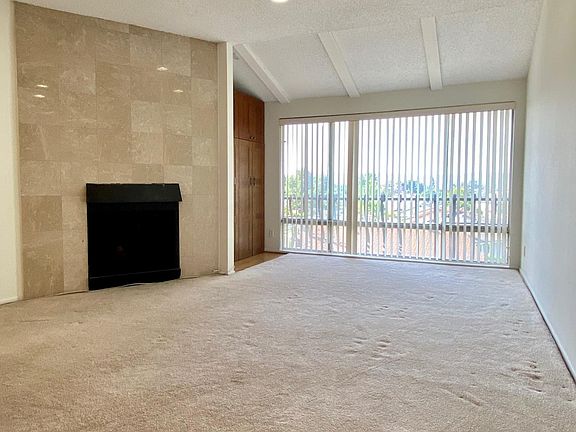 3rd image of 12830 Burbank Blvd Unit 320
