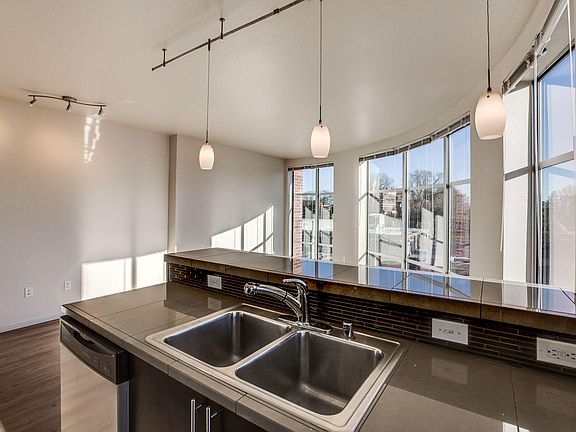 4th image of 8 W Crockett St APT 313
