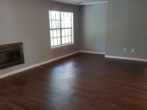 5th image of 1209 Pin Oak Dr