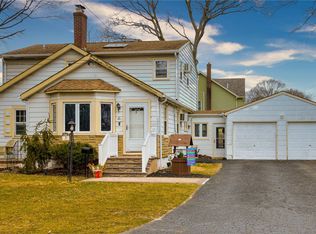 71 Hale Rd, North Babylon, NY 11703