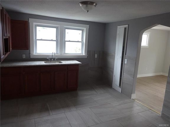 3rd image of 1624 Niagara St
