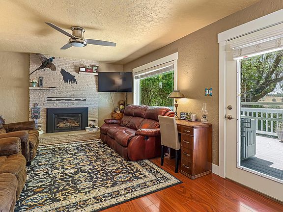 3rd image of 457 Russell Rd