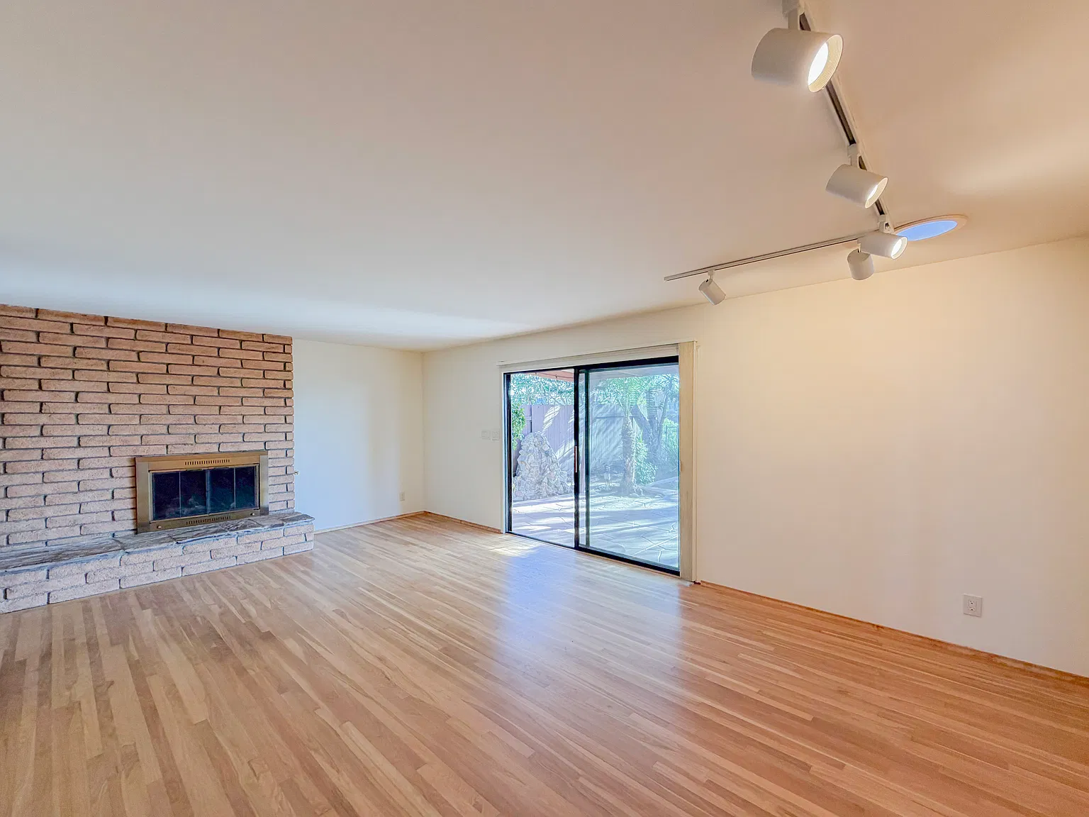 4 bed, 1798 sqft, $4,860 — Photo 2