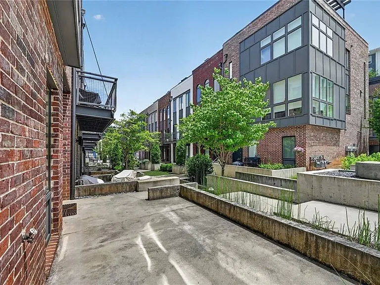 1214 Chelsea Cir NW — Photo 3