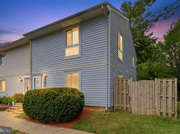 301 Reneau Way, Herndon, VA 20170