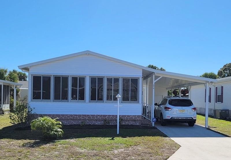 1st image of 856 Hawthorn Cir