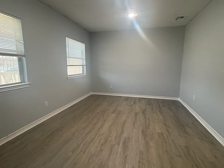 1105 New Laredo Hwy #202 — Photo 7