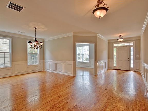 4th image of 833 Richmond Cir