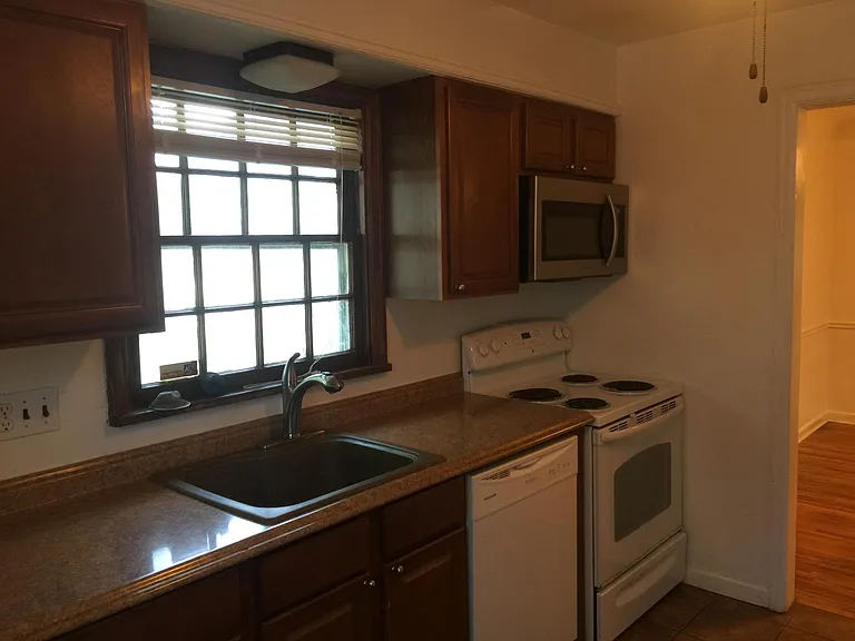 2629 Greenway St — Photo 4
