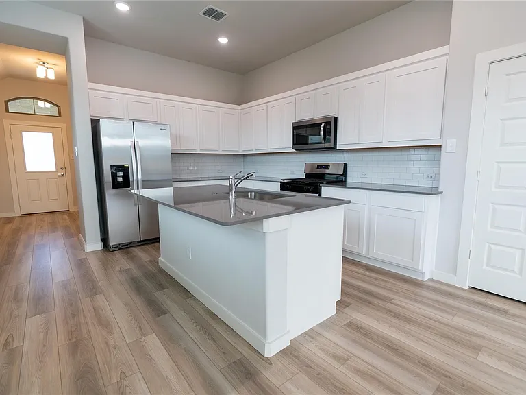4802 Ellison Dr — Photo 3