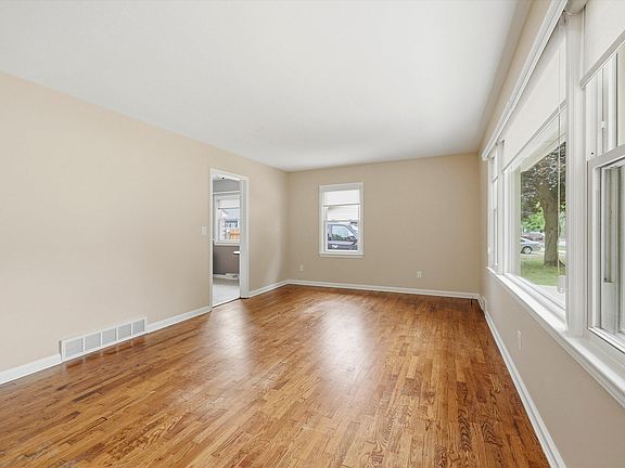 4th image of 563 W Middle St