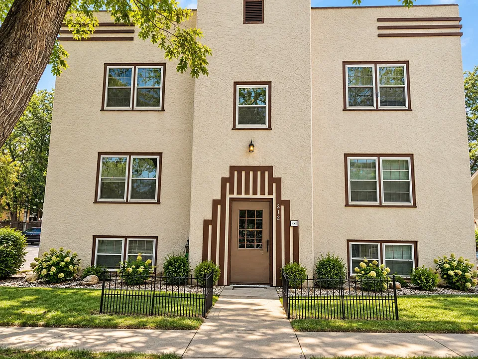 212 W Broadway Ave