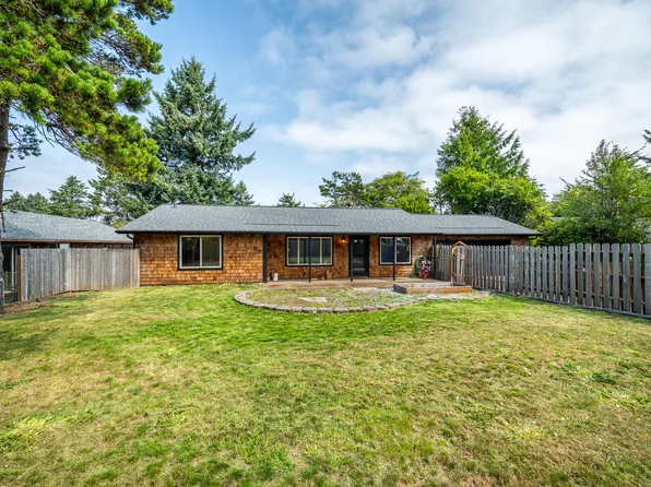 233 NE 56th St, Newport, OR 97365