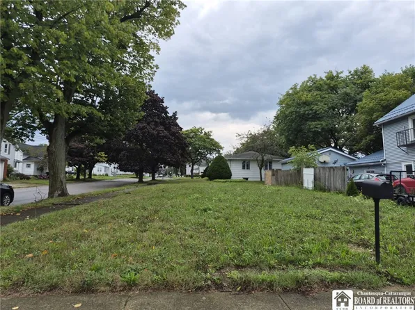 49 E Courtney St, Dunkirk, NY 14048