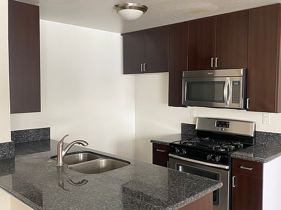 3rd image of 860 S Ardmore Ave #2B-2Ba