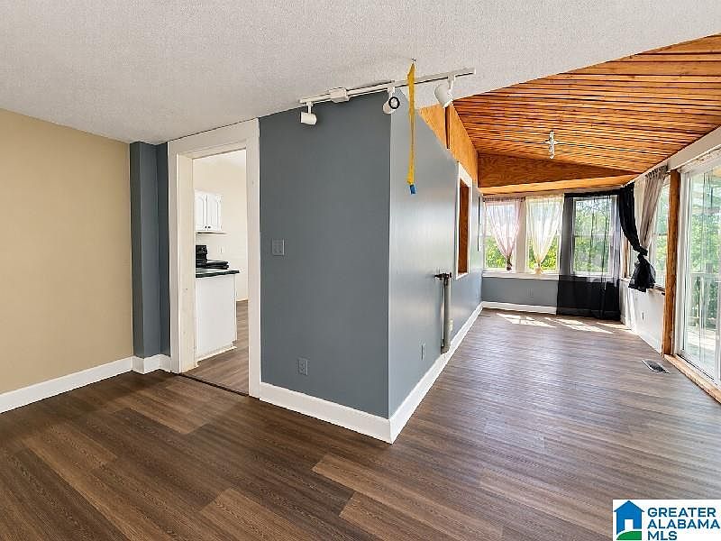 7th image of 2030 Clarendon Ave