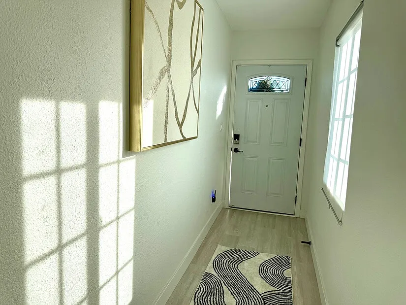 Upper Entry Way - 527 W Colden Ave