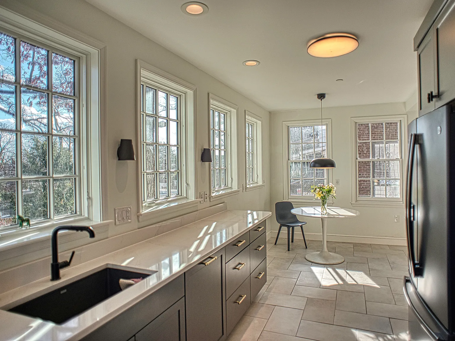 3 bed, 2700 sqft, $5,150 — Photo 2