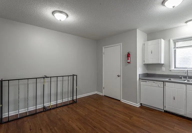 2414 Lyndon Ave — Photo 7