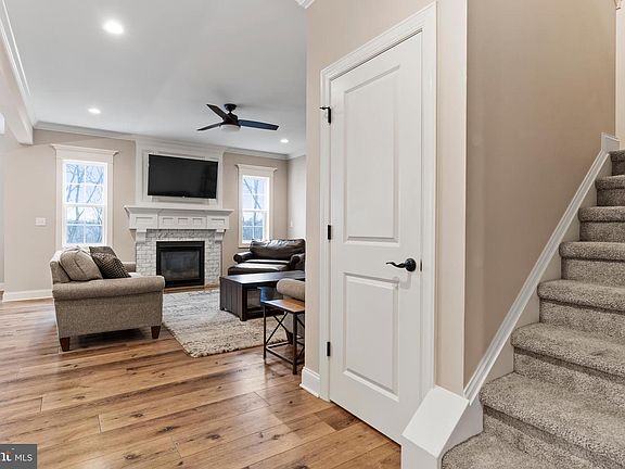 2nd image of 16 Bobolink Ct
