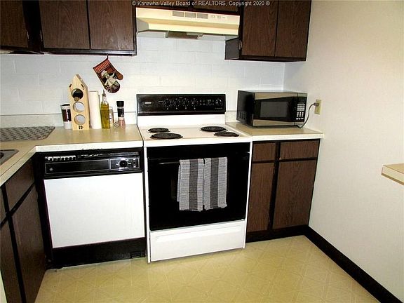 4th image of 2106 Kanawha Blvd E APT 115
