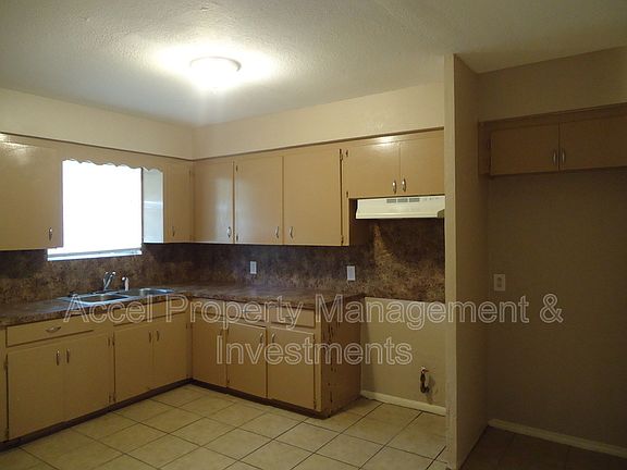 4th image of 2401 Gumwood Ave #4