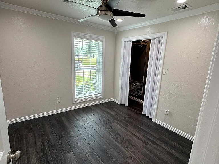 1705 Hawthorne Ln — Photo 16