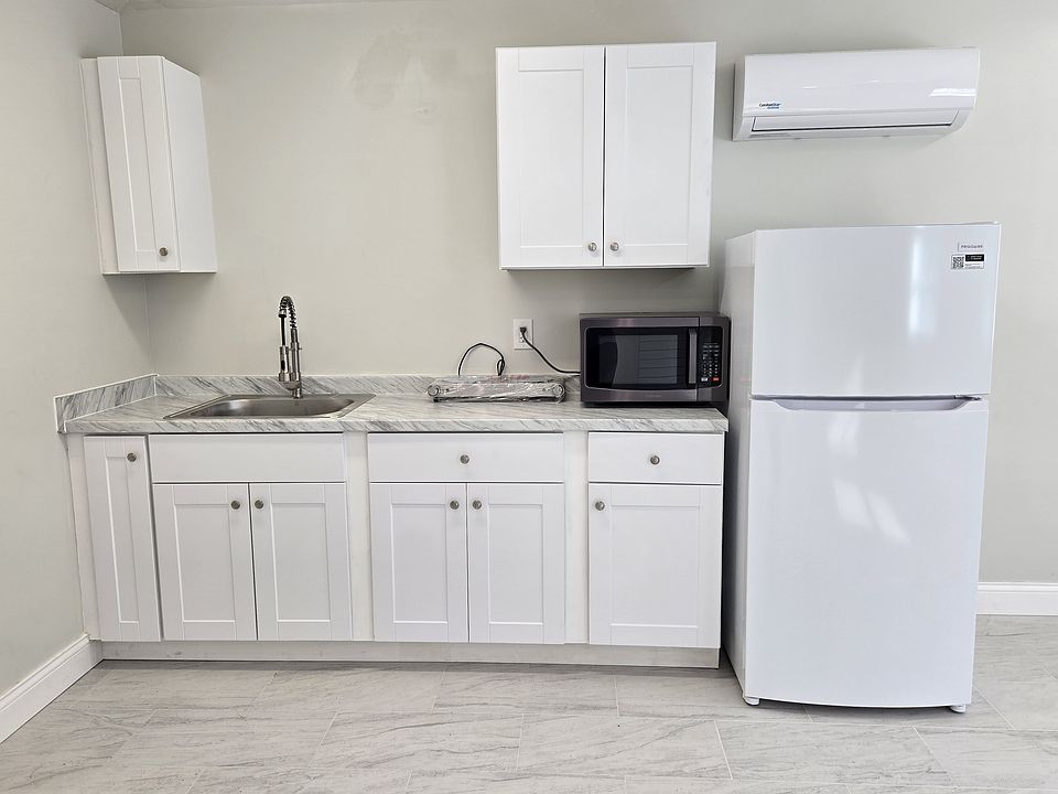 1st image of 2619 W Woodlawn Ave