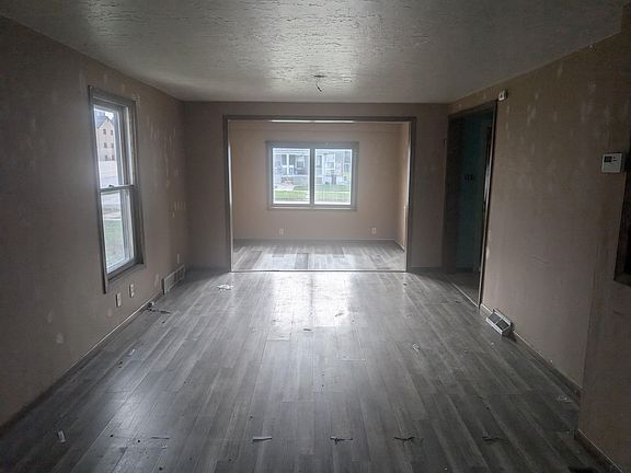 5th image of 823 8th St