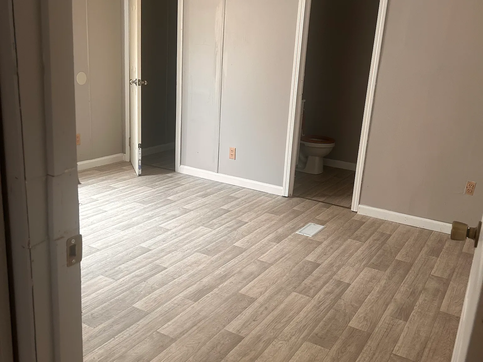 3 bed, 1200 sqft, $1,200 — Photo 4