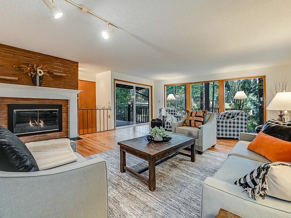 3rd image of 11812 33rd Ave NE
