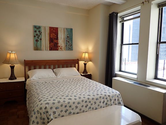 3rd image of 150 W 51st St APT 1027