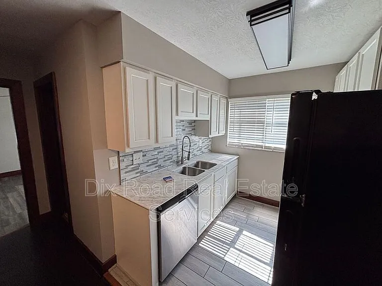 24 S E St #B — Photo 9